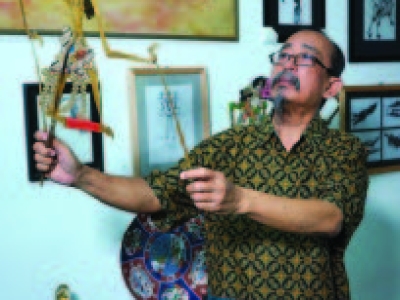 Memeragakan wayang kulit